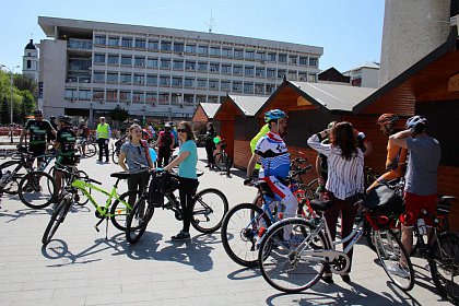 Suceava pe bicicletă - sute de persoane au pornit din Centru, la o plimbare pe două roţi (galerie foto)