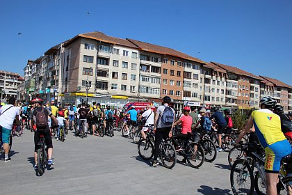 Suceava pe bicicletă - sute de persoane au pornit din Centru, la o plimbare pe două roţi (galerie foto)