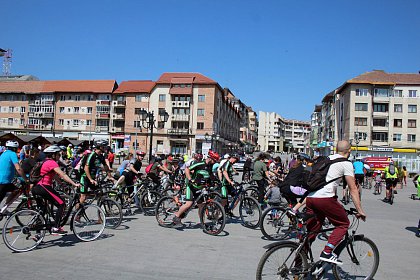 Suceava pe bicicletă - sute de persoane au pornit din Centru, la o plimbare pe două roţi (galerie foto)