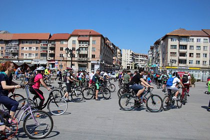 Suceava pe bicicletă - sute de persoane au pornit din Centru, la o plimbare pe două roţi (galerie foto)