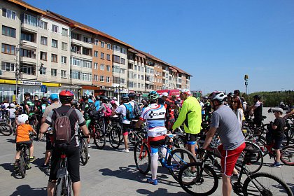 Suceava pe bicicletă - sute de persoane au pornit din Centru, la o plimbare pe două roţi (galerie foto)
