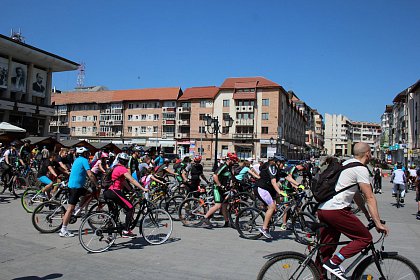 Suceava pe bicicletă - sute de persoane au pornit din Centru, la o plimbare pe două roţi (galerie foto)