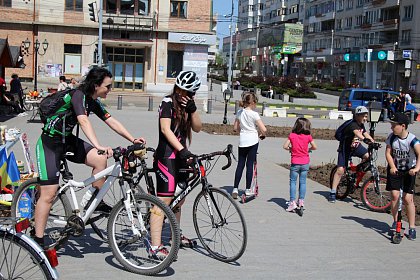 Suceava pe bicicletă - sute de persoane au pornit din Centru, la o plimbare pe două roţi (galerie foto)