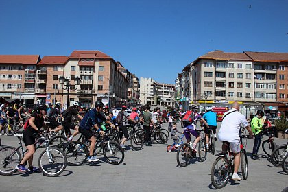 Suceava pe bicicletă - sute de persoane au pornit din Centru, la o plimbare pe două roţi (galerie foto)