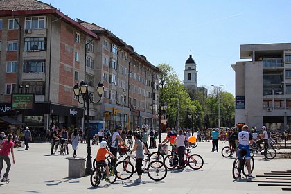 Suceava pe bicicletă - sute de persoane au pornit din Centru, la o plimbare pe două roţi (galerie foto)