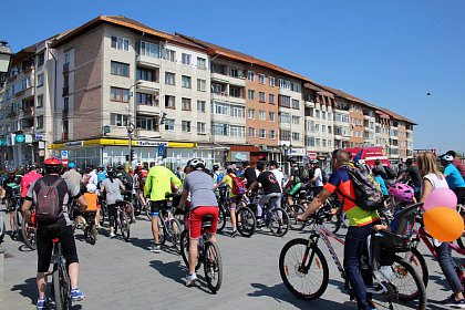 Suceava pe bicicletă - sute de persoane au pornit din Centru, la o plimbare pe două roţi (galerie foto)