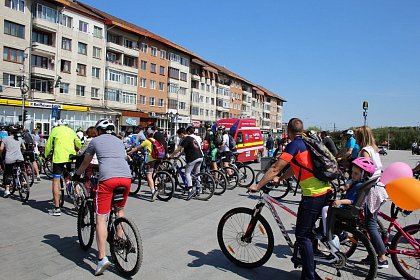 Suceava pe bicicletă - sute de persoane au pornit din Centru, la o plimbare pe două roţi (galerie foto)