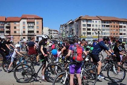 Suceava pe bicicletă - sute de persoane au pornit din Centru, la o plimbare pe două roţi (galerie foto)