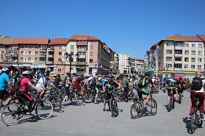 Suceava pe bicicletă - sute de persoane au pornit din Centru, la o plimbare pe două roţi (galerie foto)