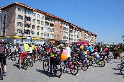 Suceava pe bicicletă - sute de persoane au pornit din Centru, la o plimbare pe două roţi (galerie foto)