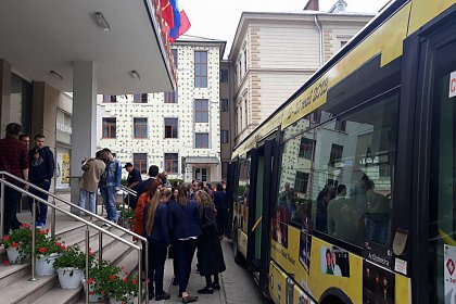 Teatru mobil în autobuz, vineri, în municipiul Suceava