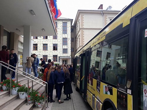 Teatru mobil în autobuz, vineri, în municipiul Suceava