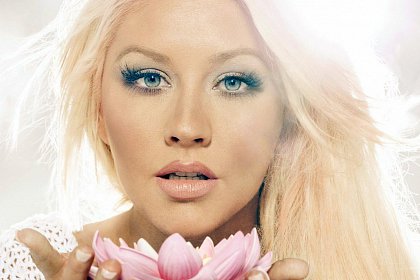 Christina Aguilera a pozat topless pentru promovarea noului ei album