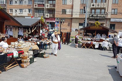 „Târgul de Sânziene”, iarmarocul din centrul Sucevei - Foto