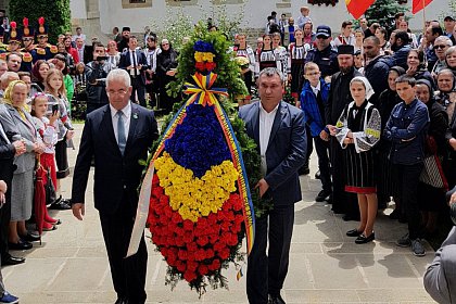 Coroana de flori din partea orașelor-cetăți înfrățite Suceava și Soroca, depusă la mormântul lui Ștefan cel Mare, la Putna