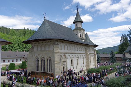 Coroana de flori din partea orașelor-cetăți înfrățite Suceava și Soroca, depusă la mormântul lui Ștefan cel Mare, la Putna