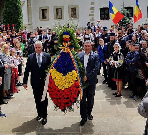 Coroana de flori din partea orașelor-cetăți înfrățite Suceava și Soroca, depusă la mormântul lui Ștefan cel Mare, la Putna
