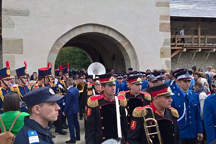 Coroana de flori din partea orașelor-cetăți înfrățite Suceava și Soroca, depusă la mormântul lui Ștefan cel Mare, la Putna