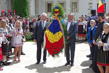 Coroana de flori din partea orașelor-cetăți înfrățite Suceava și Soroca, depusă la mormântul lui Ștefan cel Mare, la Putna