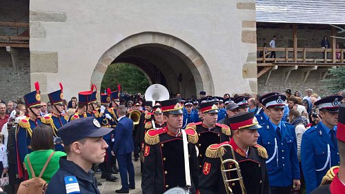 Coroana de flori din partea orașelor-cetăți înfrățite Suceava și Soroca, depusă la mormântul lui Ștefan cel Mare, la Putna