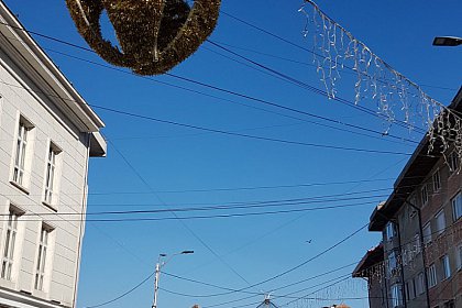 Instalații luminoase pentru sărbătorile de iarnă, în toate cartierele Sucevei