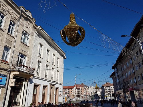 Instalații luminoase pentru sărbătorile de iarnă, în toate cartierele Sucevei
