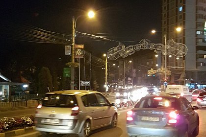 Instalații luminoase pentru sărbătorile de iarnă, în toate cartierele Sucevei