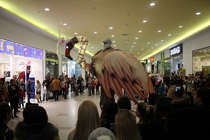 Creaturi gigantice, apariții misterioase, iluzii optice și oferte la cumpărături - surprizele pentru aniversarea celor 10 ani de Iulius Mall Suceava