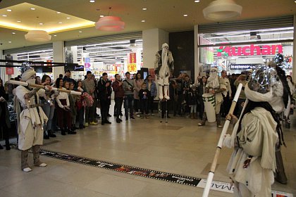 Creaturi gigantice, apariții misterioase, iluzii optice și oferte la cumpărături - surprizele pentru aniversarea celor 10 ani de Iulius Mall Suceava