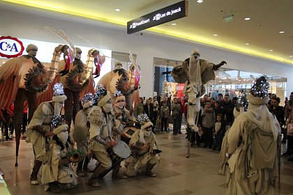 Creaturi gigantice, apariții misterioase, iluzii optice și oferte la cumpărături - surprizele pentru aniversarea celor 10 ani de Iulius Mall Suceava