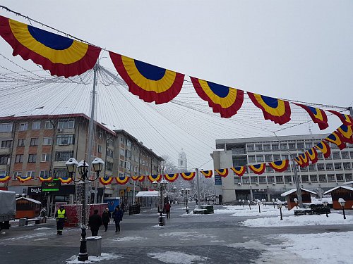 Suceava, împodobită cu steaguri tricolore, pentru Ziua Bucovinei și cea a României