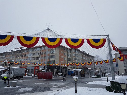 Suceava, împodobită cu steaguri tricolore, pentru Ziua Bucovinei și cea a României