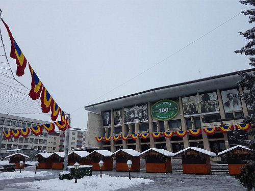 Suceava, împodobită cu steaguri tricolore, pentru Ziua Bucovinei și cea a României