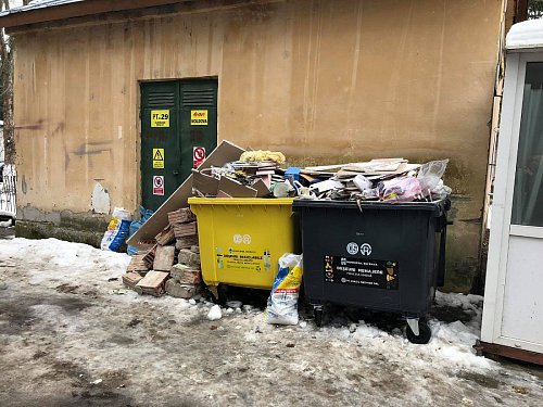Amendă de 2000 de lei pentru deșeurile aruncate de o firmă la pubelele de gunoi
