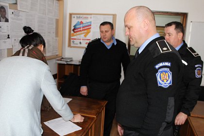 Poliția Locală Suceava donează sânge pentru a face apoi cadouri la un cămin de bătrâni