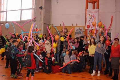 Peste 100 de copii făcuți fericiți în cadrul acțiunii caritabile „Și Moșul joacă baschet”