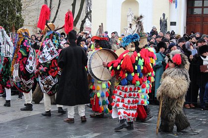 Spectacol fascinant al tradițiilor și datinilor populare de iarnă, în centrul Sucevei (Galerie foto)