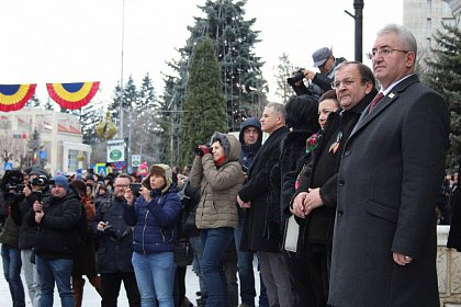 Spectacol fascinant al tradițiilor și datinilor populare de iarnă, în centrul Sucevei (Galerie foto)