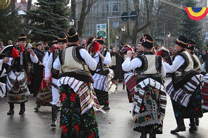 Spectacol fascinant al tradițiilor și datinilor populare de iarnă, în centrul Sucevei (Galerie foto)