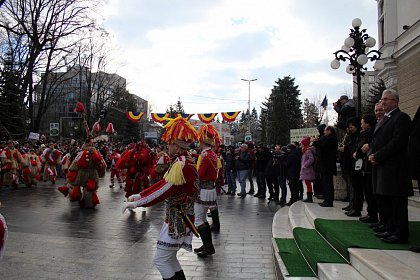 Spectacol fascinant al tradițiilor și datinilor populare de iarnă, în centrul Sucevei (Galerie foto)