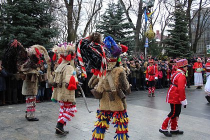 Spectacol fascinant al tradițiilor și datinilor populare de iarnă, în centrul Sucevei (Galerie foto)