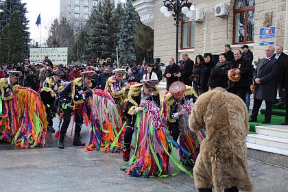 Spectacol fascinant al tradițiilor și datinilor populare de iarnă, în centrul Sucevei (Galerie foto)