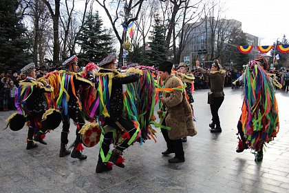 Spectacol fascinant al tradițiilor și datinilor populare de iarnă, în centrul Sucevei (Galerie foto)