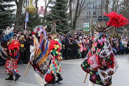 Spectacol fascinant al tradițiilor și datinilor populare de iarnă, în centrul Sucevei (Galerie foto)