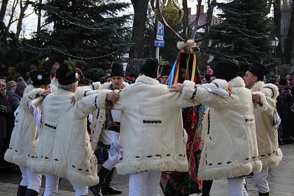 Spectacol fascinant al tradițiilor și datinilor populare de iarnă, în centrul Sucevei (Galerie foto)