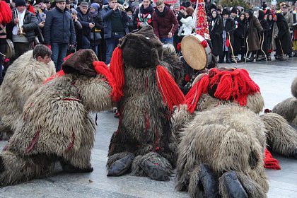 Spectacol fascinant al tradițiilor și datinilor populare de iarnă, în centrul Sucevei (Galerie foto)