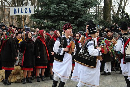 Spectacol fascinant al tradițiilor și datinilor populare de iarnă, în centrul Sucevei (Galerie foto)