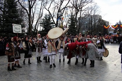 Spectacol fascinant al tradițiilor și datinilor populare de iarnă, în centrul Sucevei (Galerie foto)