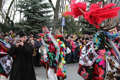 Spectacol fascinant al tradițiilor și datinilor populare de iarnă, în centrul Sucevei (Galerie foto)