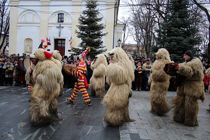 Spectacol fascinant al tradițiilor și datinilor populare de iarnă, în centrul Sucevei (Galerie foto)